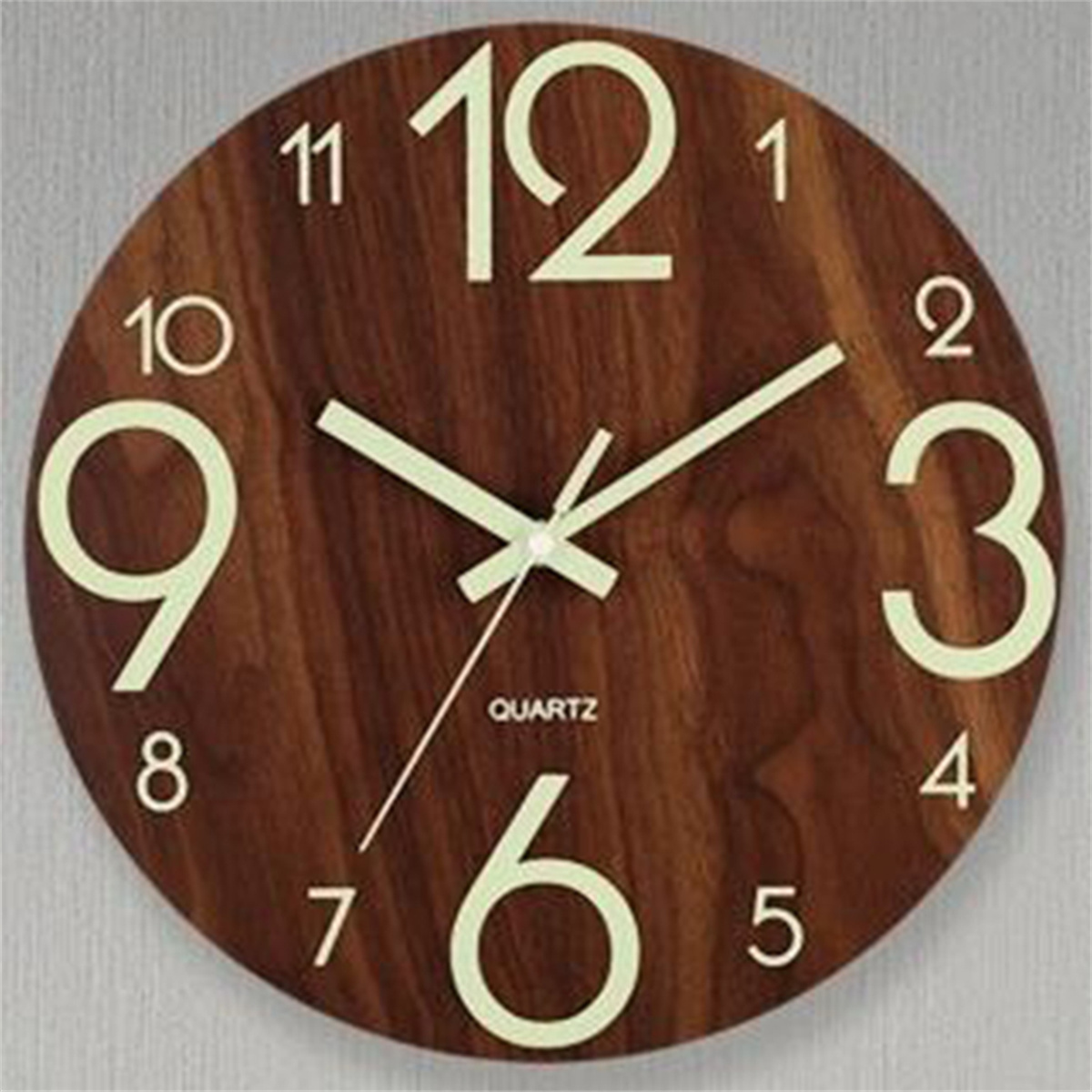 Hölzerne Wanduhr mit großen, leuchtenden Ziffern und Zeigern.