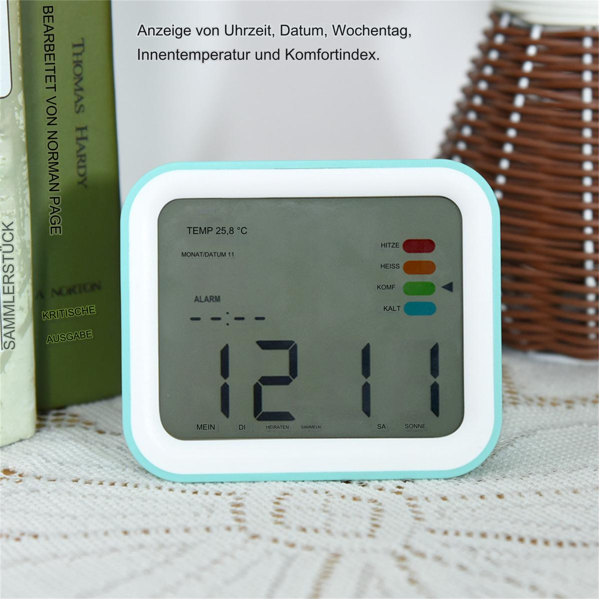 Eine Digitaluhr, die Zeit und Temperatur anzeigt, mit weiteren Indikatoren.