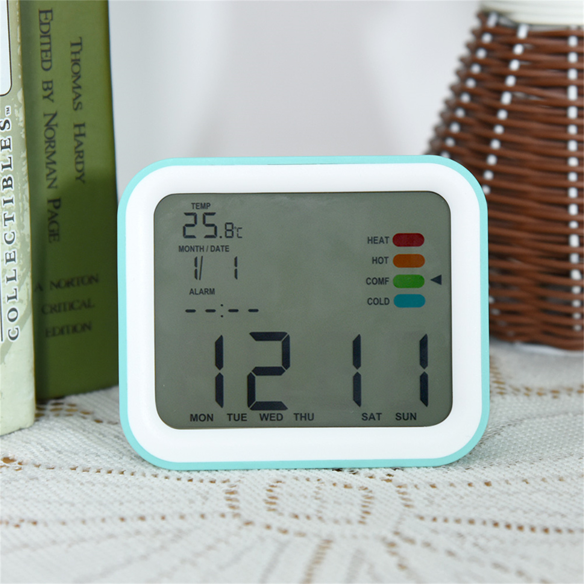Eine Digitaluhr mit Zeit- und Datumsanzeige, mit Büchern und Dekoration.