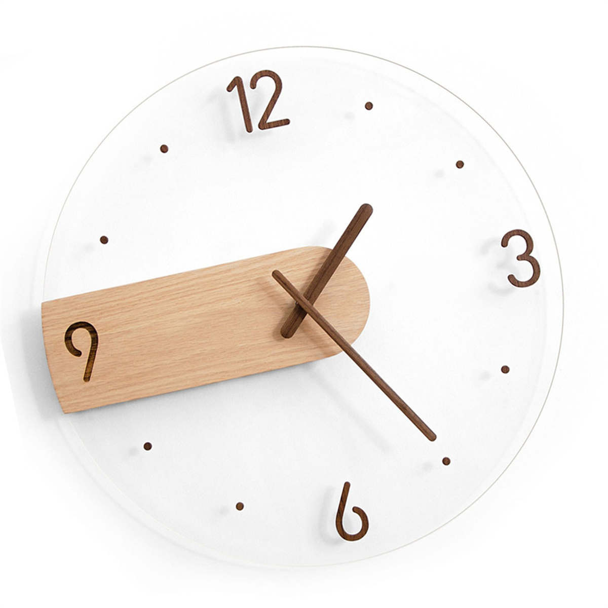 Weiße Uhr mit braunen Holzelementen und braunen Zeigern.