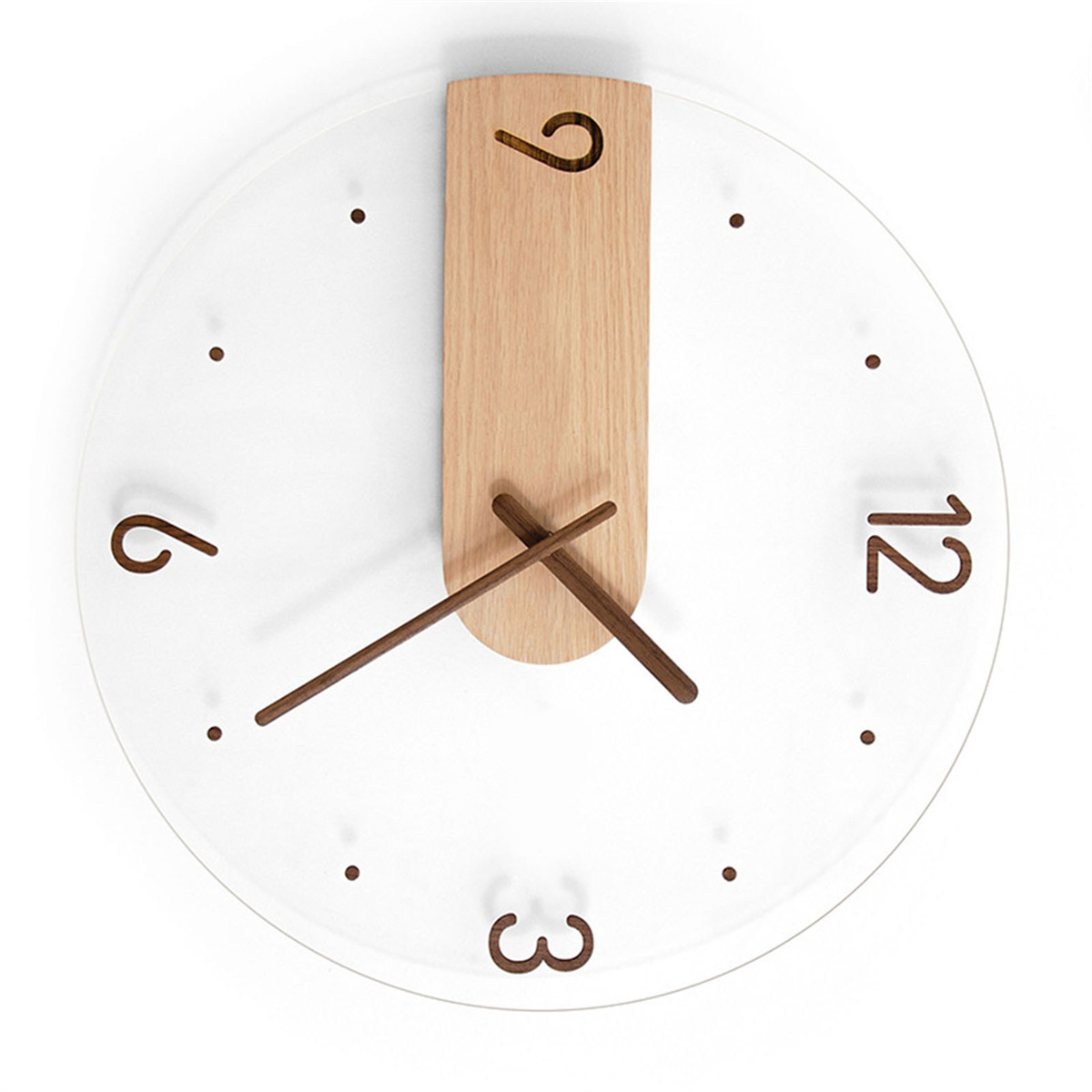 Eine runde Uhr mit Holzakzenten. Die Zahlen 3, 6, 9 und 12 sind sichtbar. Die Zeiger zeigen die Uhrzeit an.