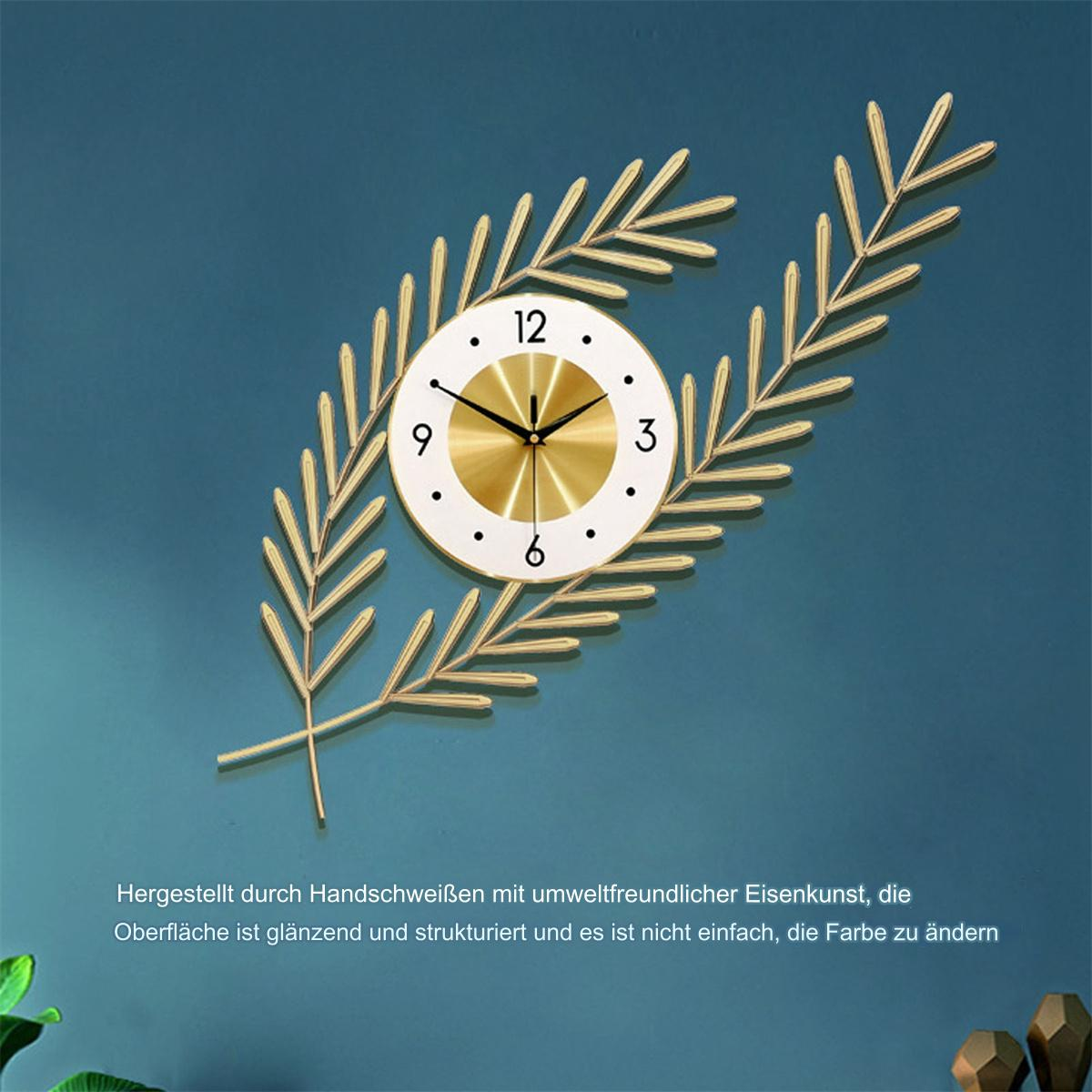 Eine goldene Wanduhr mit weißem Zifferblatt und schwarzen Zeigern, umgeben von goldenen, blattartigen Verzierungen.