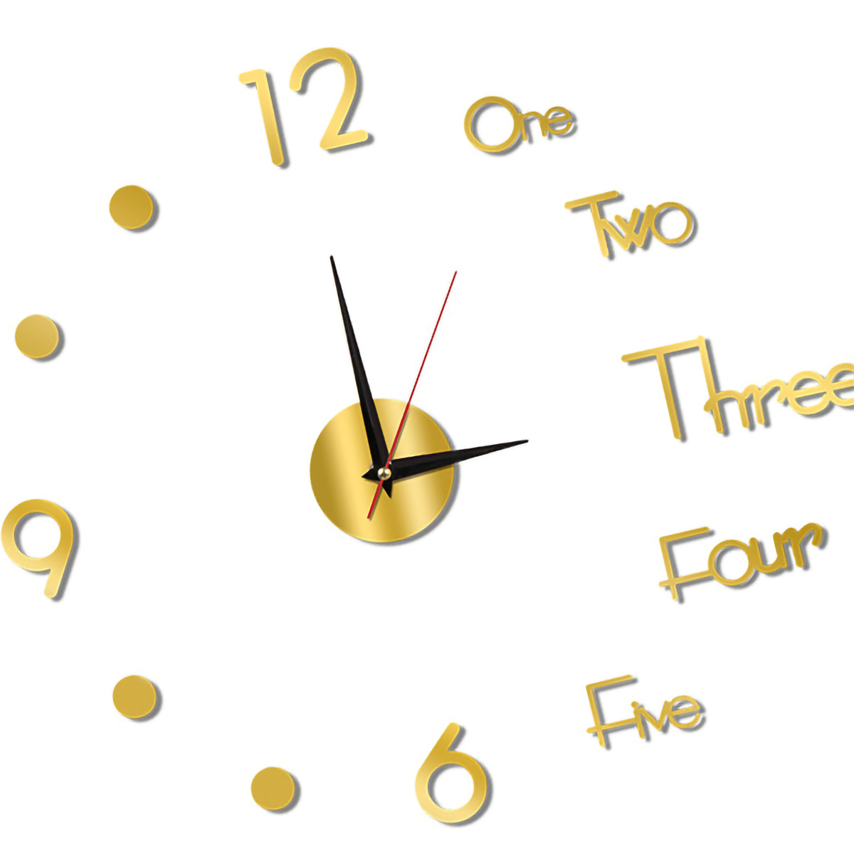 Goldene Uhr mit Zahlen und Zeigern auf weißem Hintergrund.