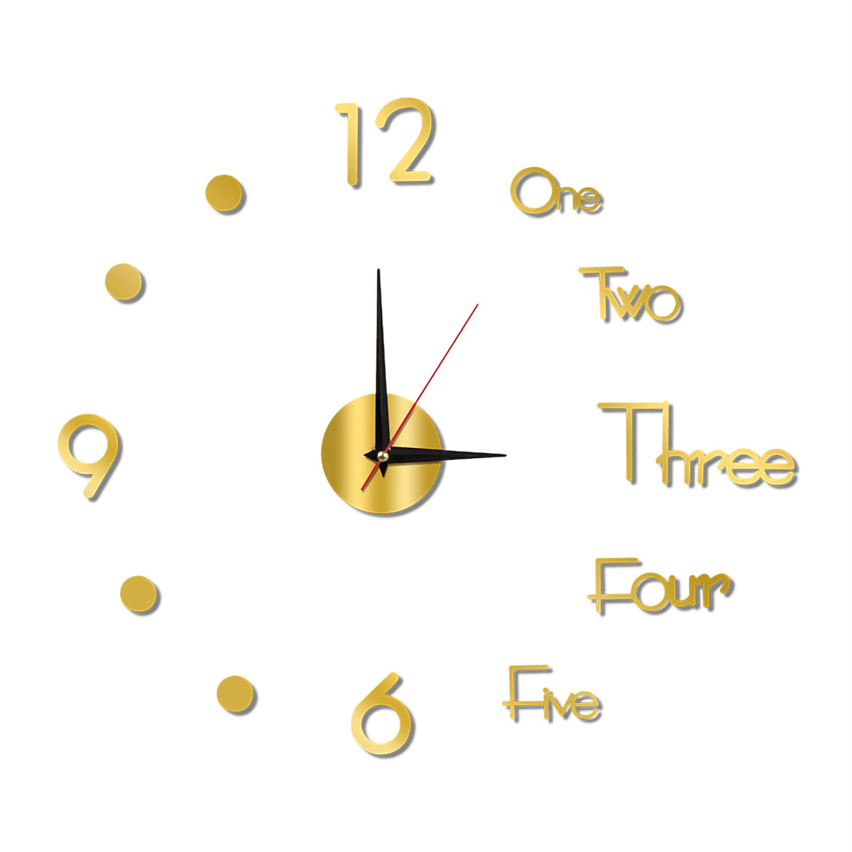 Goldene Wanduhr mit Zahlen und Zeigern. Zeigt ungefähr 2:15 Uhr.
