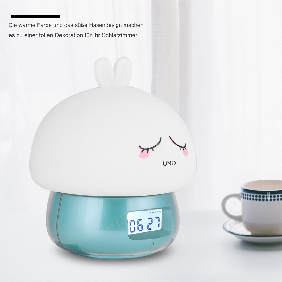 Eine hasenförmige Lampe mit digitaler Anzeige auf einem Tisch neben einer Tasse.