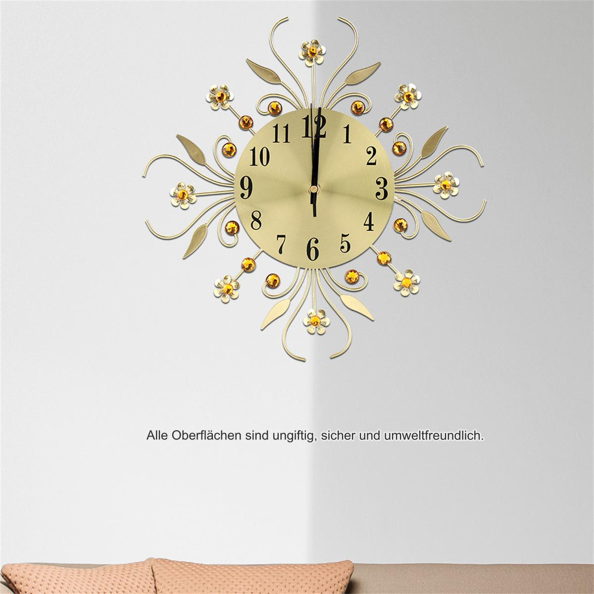 Dekorative Wanduhr mit goldenem Rahmen, Blumendetails, vor weißer Wand.