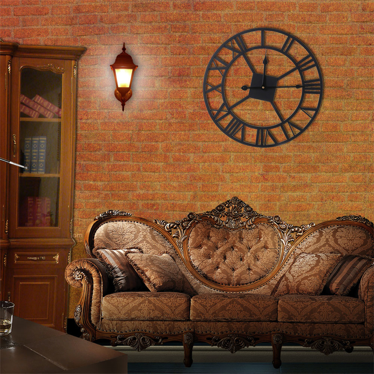 Wohnzimmer mit Uhr, Wandlampe und Sofa. Backsteinmauer Hintergrund. Braune Töne.