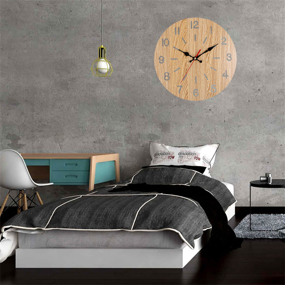 Ein Schlafzimmer mit Bett, Schreibtisch und Uhr. Das Bett hat eine gemusterte Bettdecke und ein Kissen.
