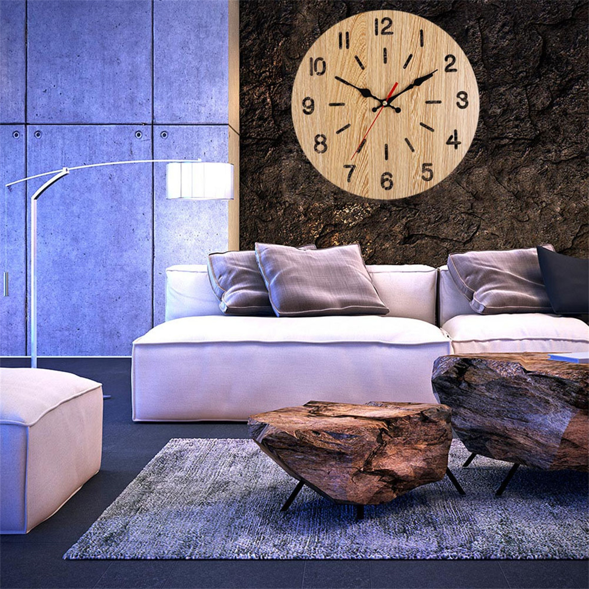 Wanduhr aus Holz mit schwarzen Zahlen und Zeigern, an einer dunklen strukturierten Wand. Weißes Sofa und Teppich.
