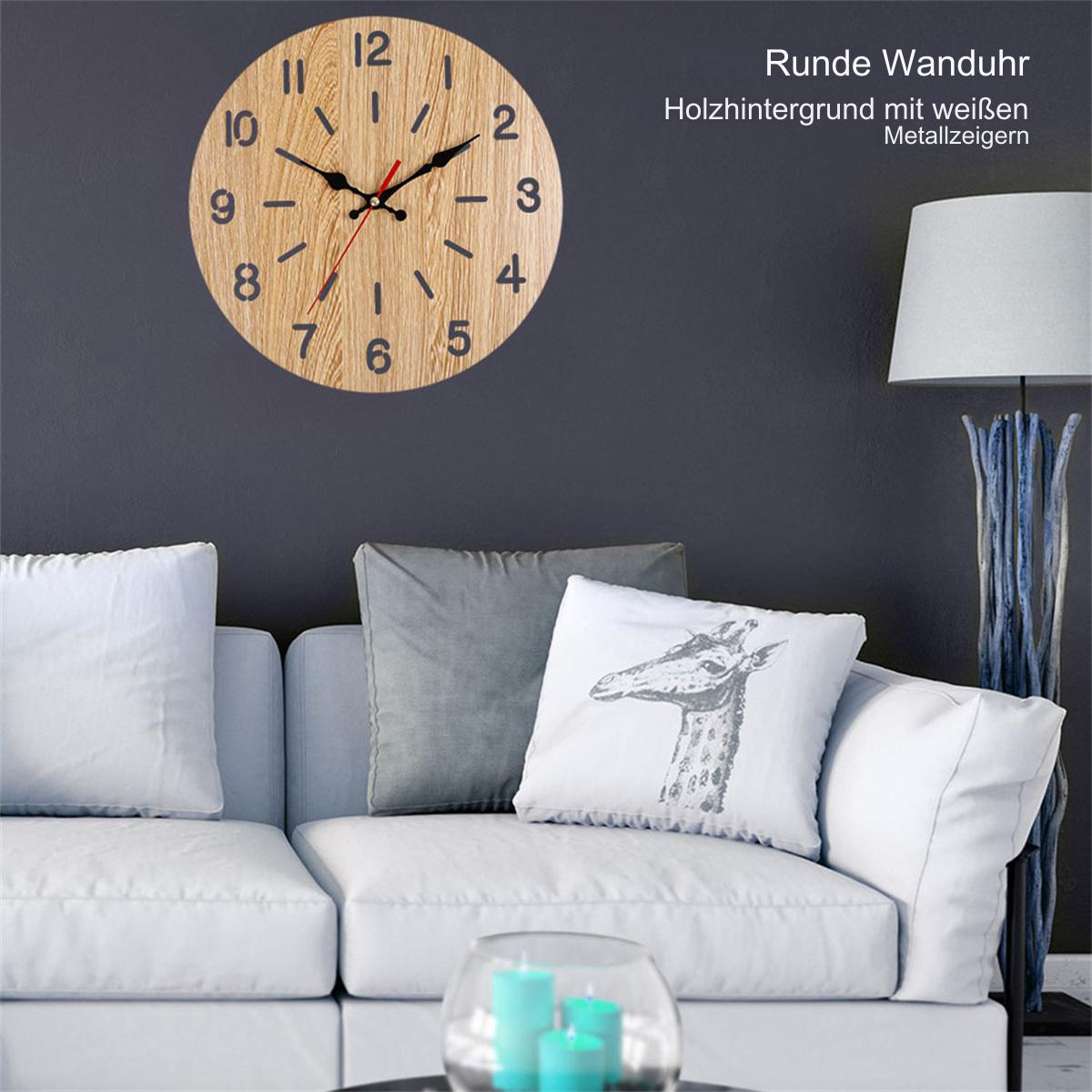 Hölzerne Wanduhr mit schwarzen Zahlen und Zeigern. Ein Sofa, Kissen und eine Lampe befinden sich im Hintergrund.