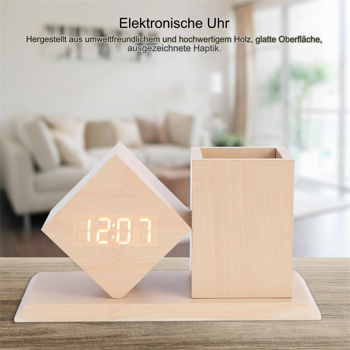 Holzuhr mit Digitalanzeige 12:07 und Stifthalter.