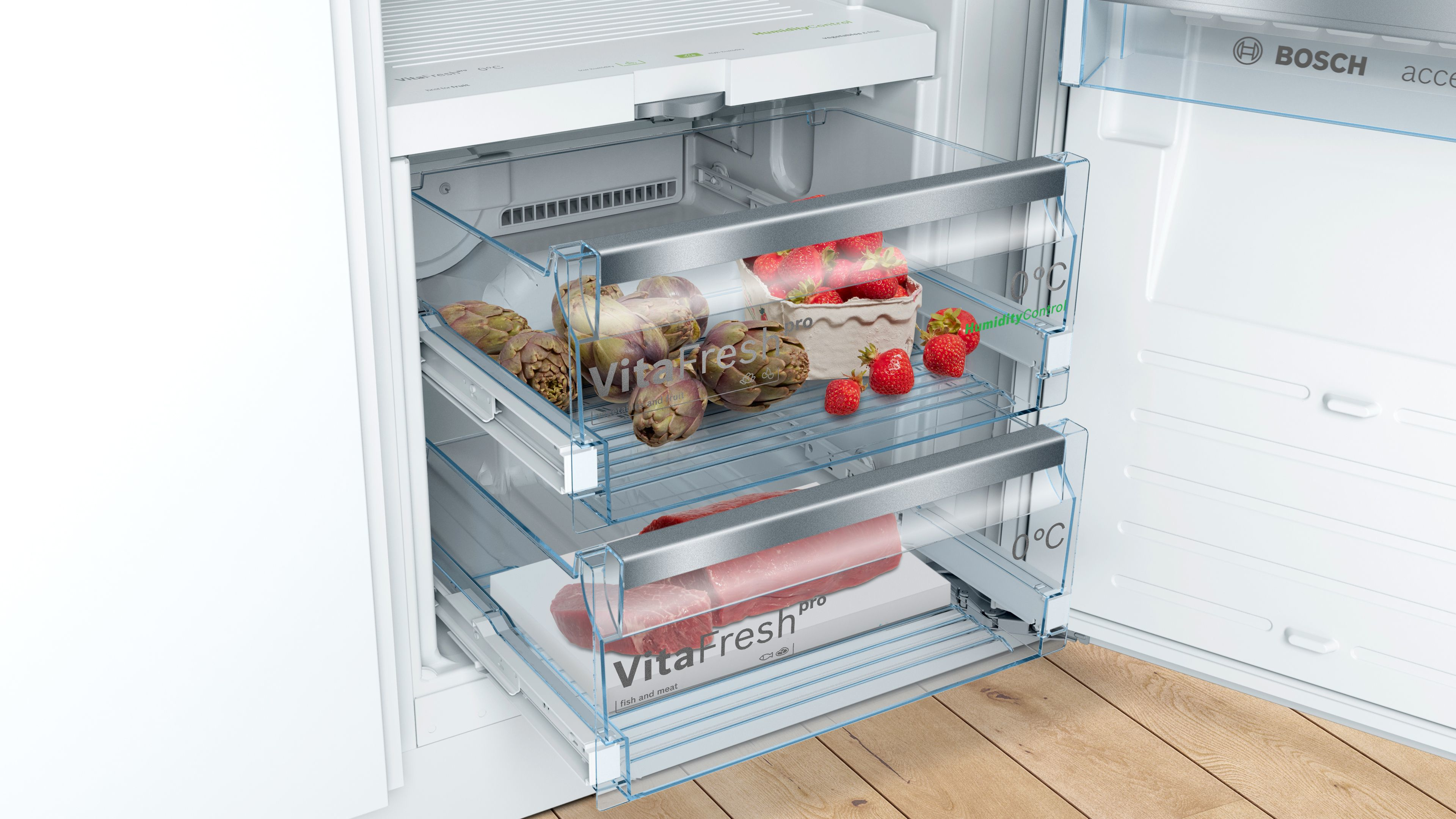 Ein Kühlschrank mit geöffneten Schubladen, gefüllt mit Lebensmitteln wie Artischocken, Erdbeeren und Fertiggerichten.