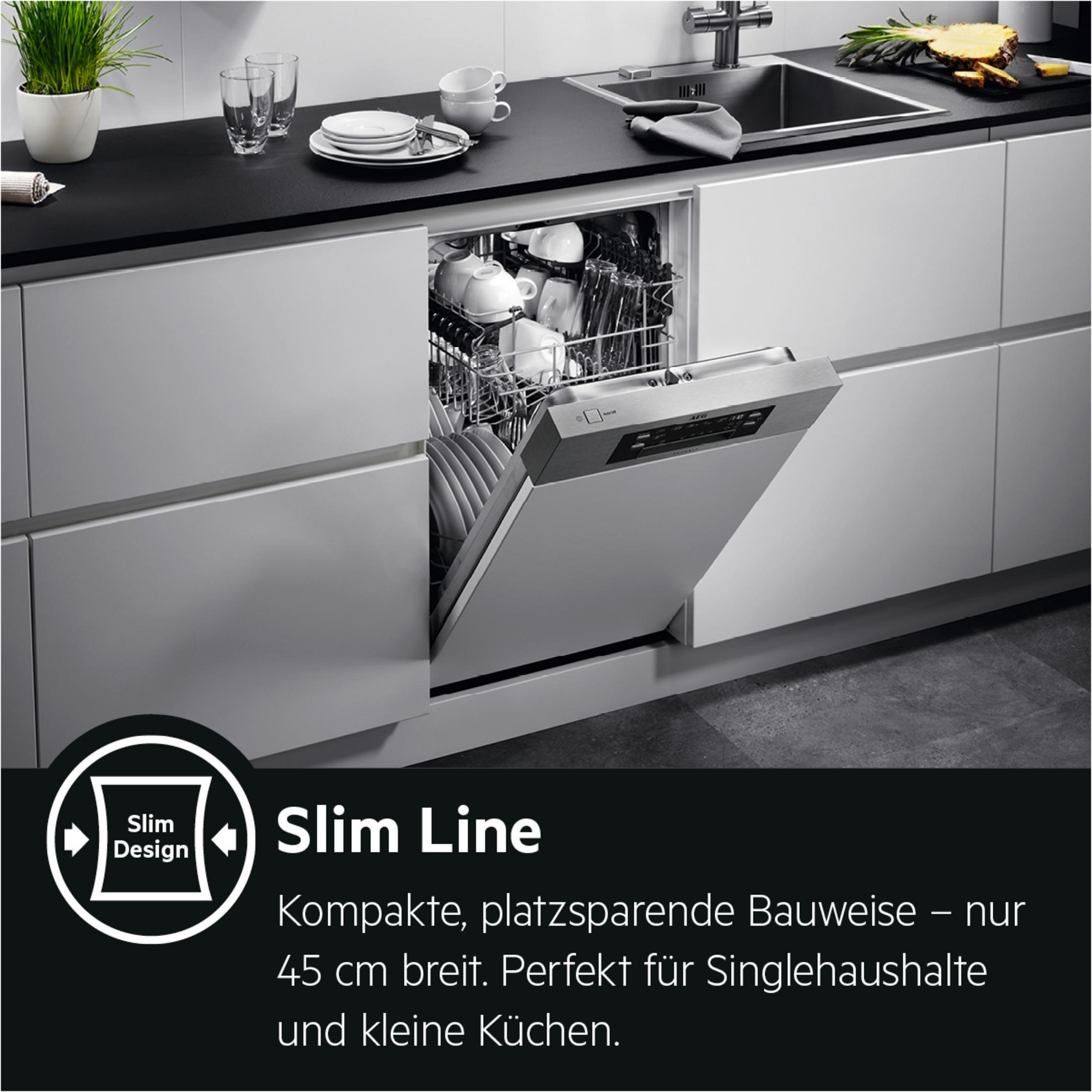 Ein Geschirrspüler in einer modernen Küche, Tür offen, Geschirr im Inneren. Text: Schlankes Design.
