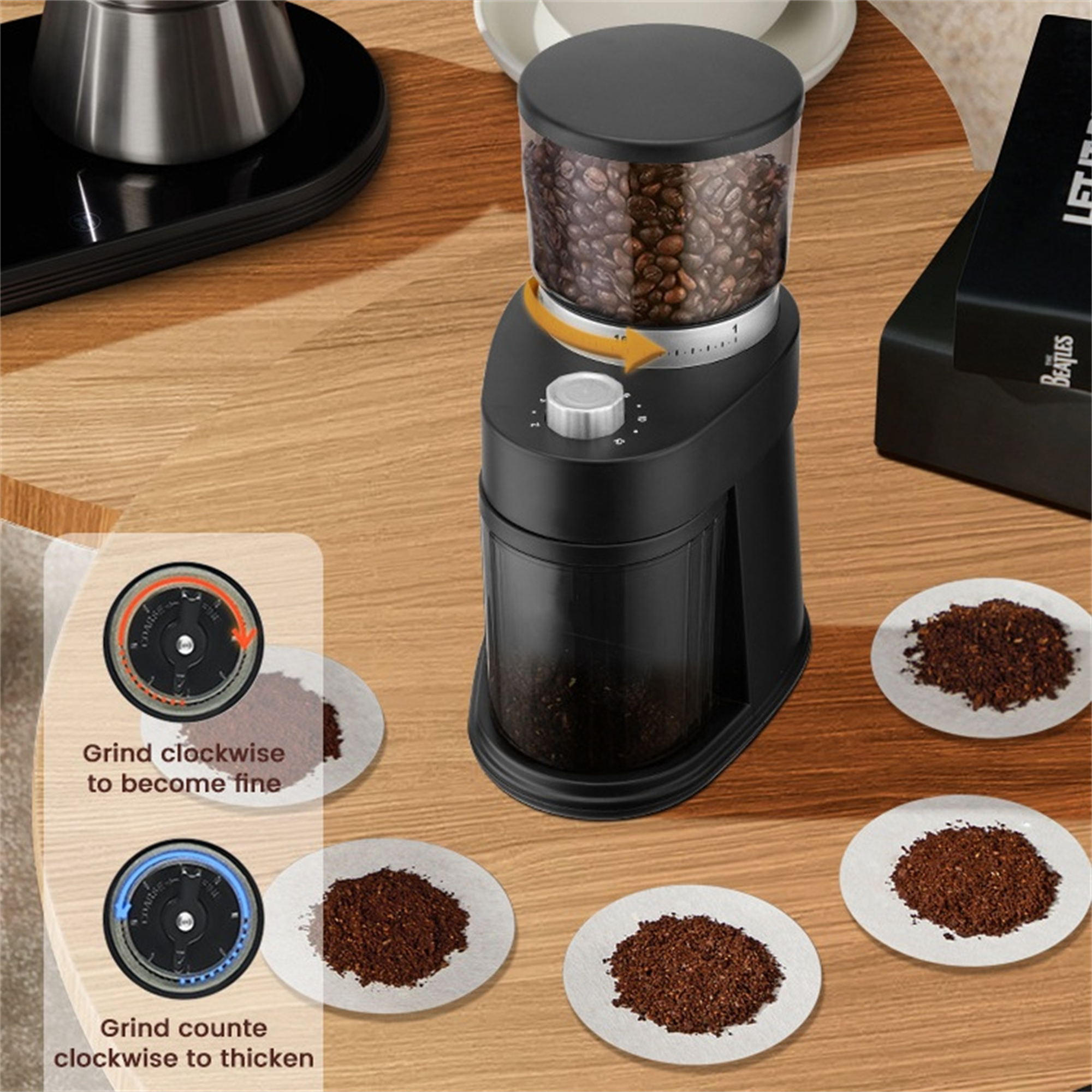 Kaffeemühle mit Bohnen, Mahlgut und Einstellungen auf Holzoberfläche.