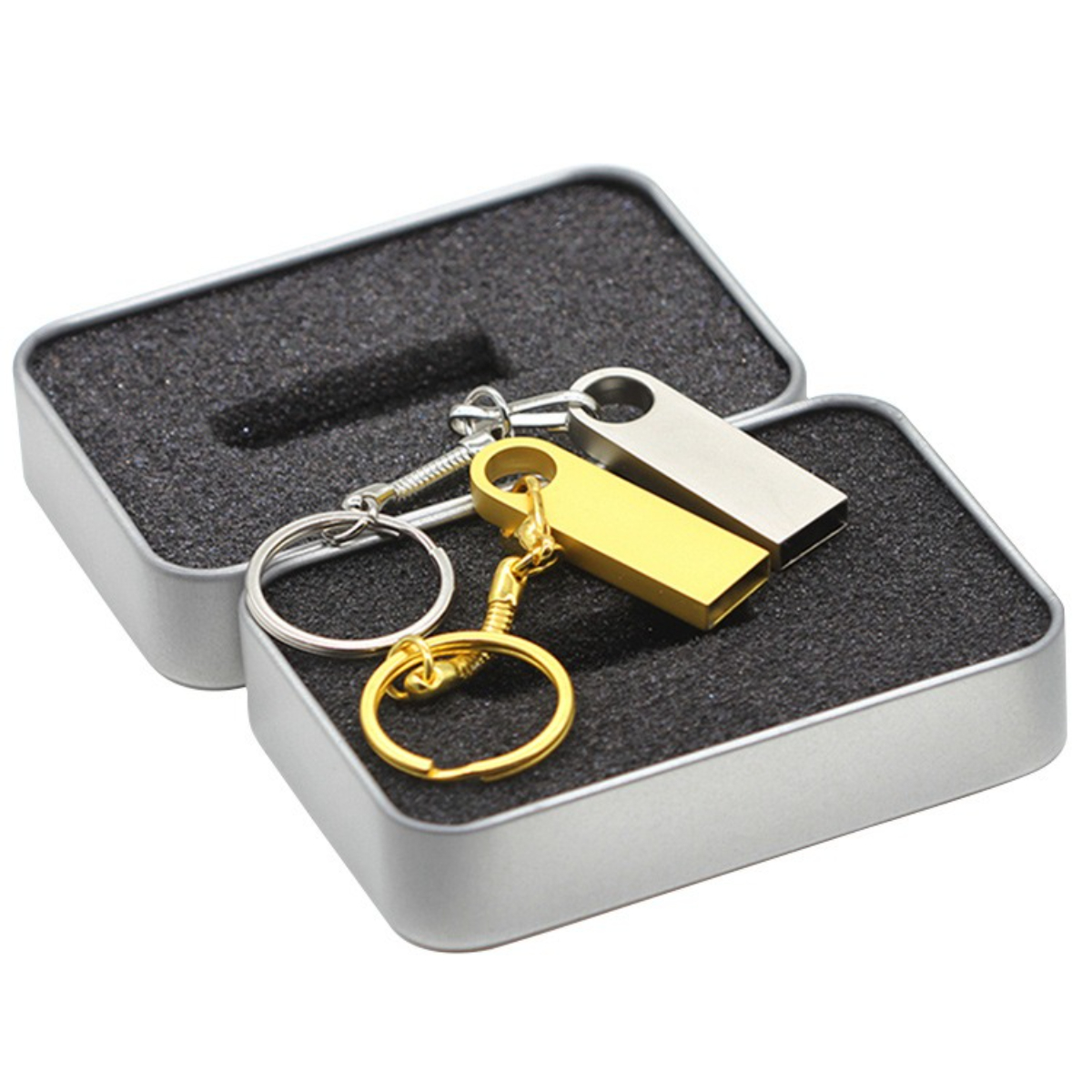 Zwei USB-Sticks in einer Metallbox. Ein silberner und ein goldener sind sichtbar.