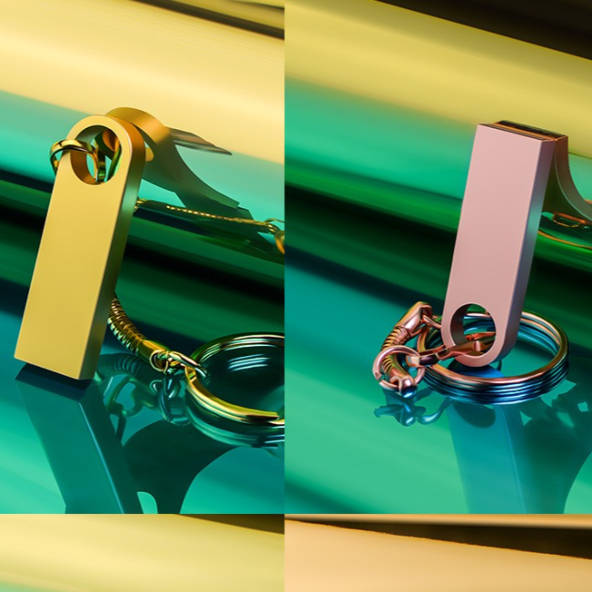 Zwei USB-Sticks, einer goldfarben, einer roségoldfarben, mit Schlüsselanhängern.