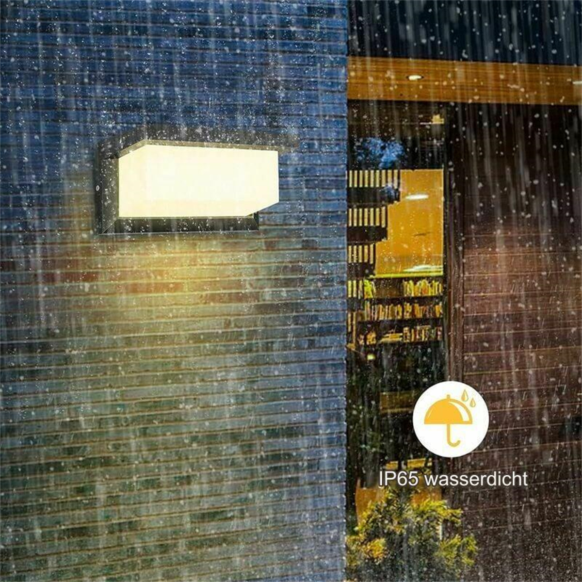 Außenwandleuchte an einer Backsteinmauer bei Regen, mit einem IP65-wasserdicht-Label.