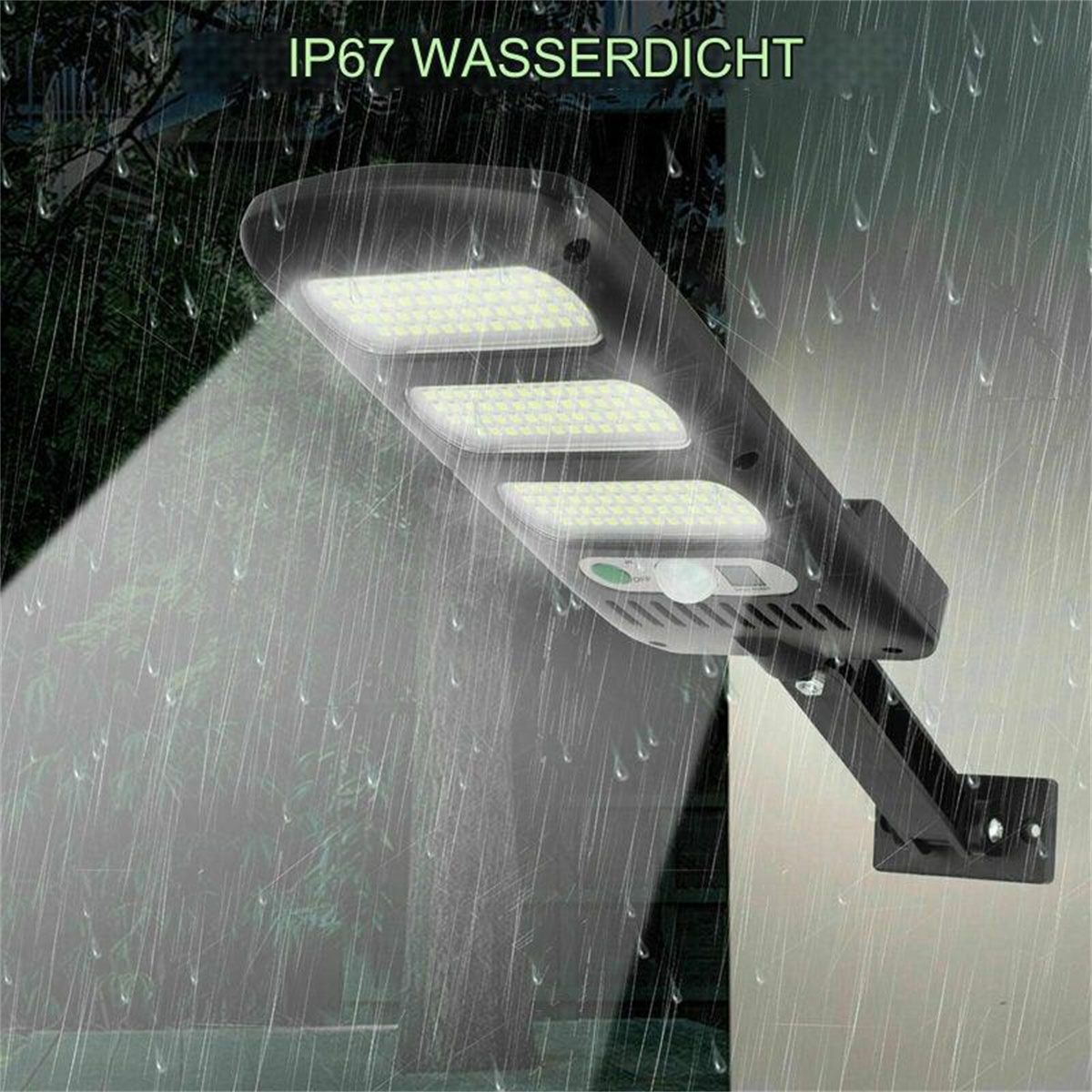 Schwarze, an der Wand montierte LED-Leuchte mit drei Lichtpaneelen unter Regen.
