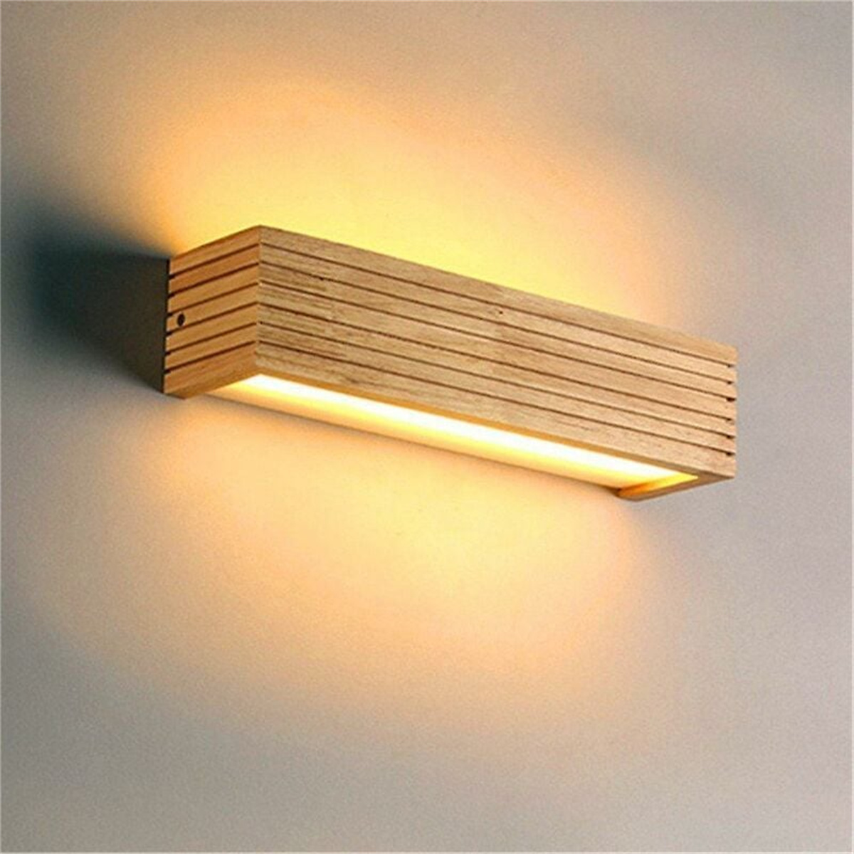 Holz-Wandleuchte, rechteckig, gibt warmes Licht ab. An der Wand montiert.