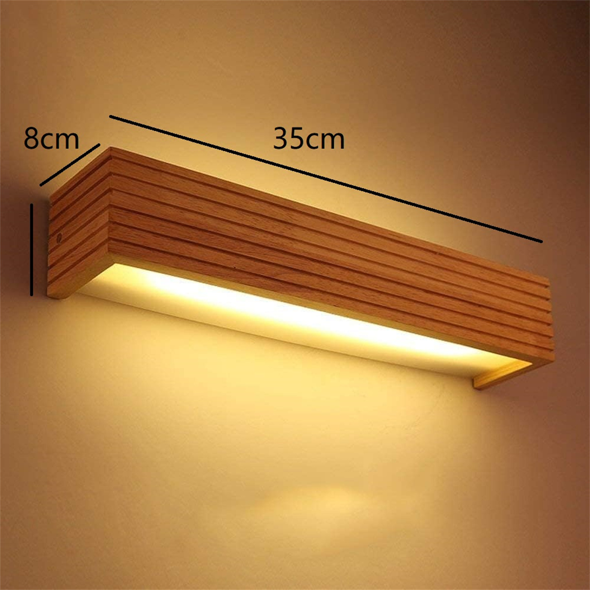 Wandleuchte aus Holz mit rechteckigem Design, die warmes Licht ausstrahlt.