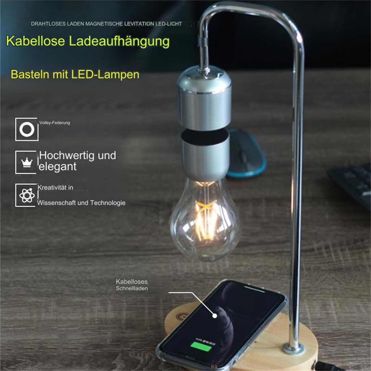 Schwebende Glühbirne über Telefon, lädt. Holzsockel mit Metallbogen und Text.