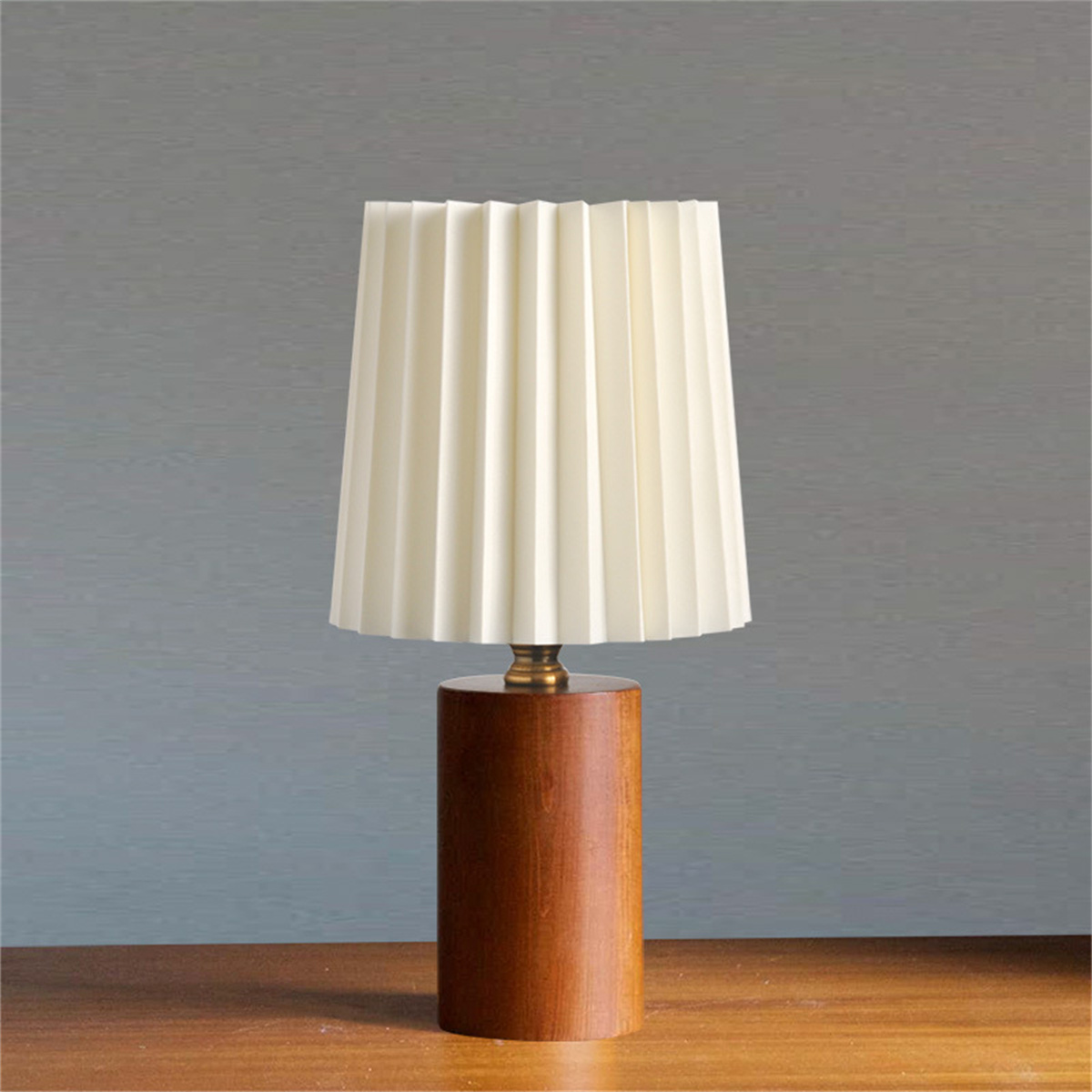 Tischlampe mit weißem plissiertem Schirm, Holzfuß.