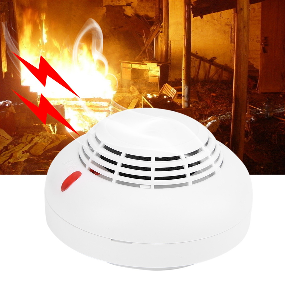 Weißer Rauchmelder mit Feuer- und Blitzsymbolen. Feuer im Hintergrund.
