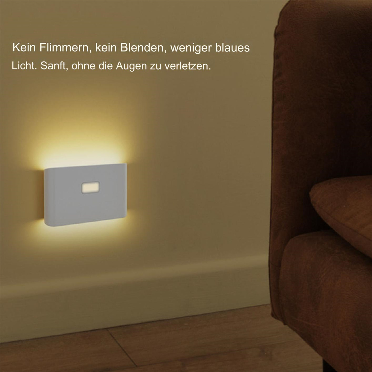 Eine kleine, rechteckige Wandleuchte, die warmes Licht aussendet. Text auf Deutsch, braune Wand.