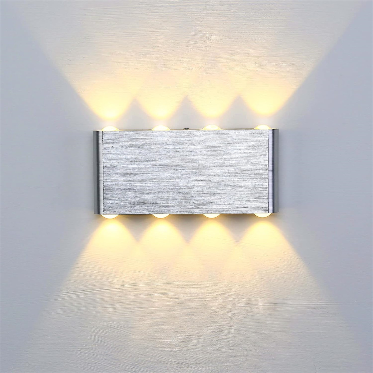 Silberne rechteckige Außenwandleuchte mit sechs Glühbirnen und Lichtstrahlen.