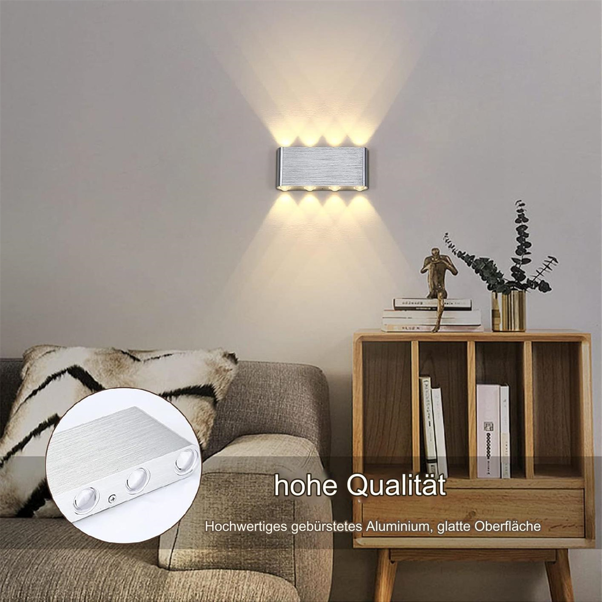Moderne silberne Wandleuchte mit sechs Lichtquellen. Die Leuchte an grauer Wand mit Holzschrank.