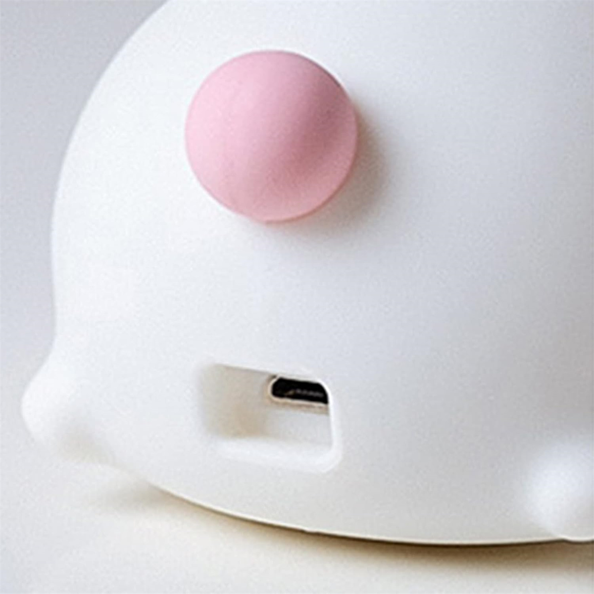 Weiße Lampe mit rosa Kreis oben und USB-Anschluss. Weißer Hintergrund.