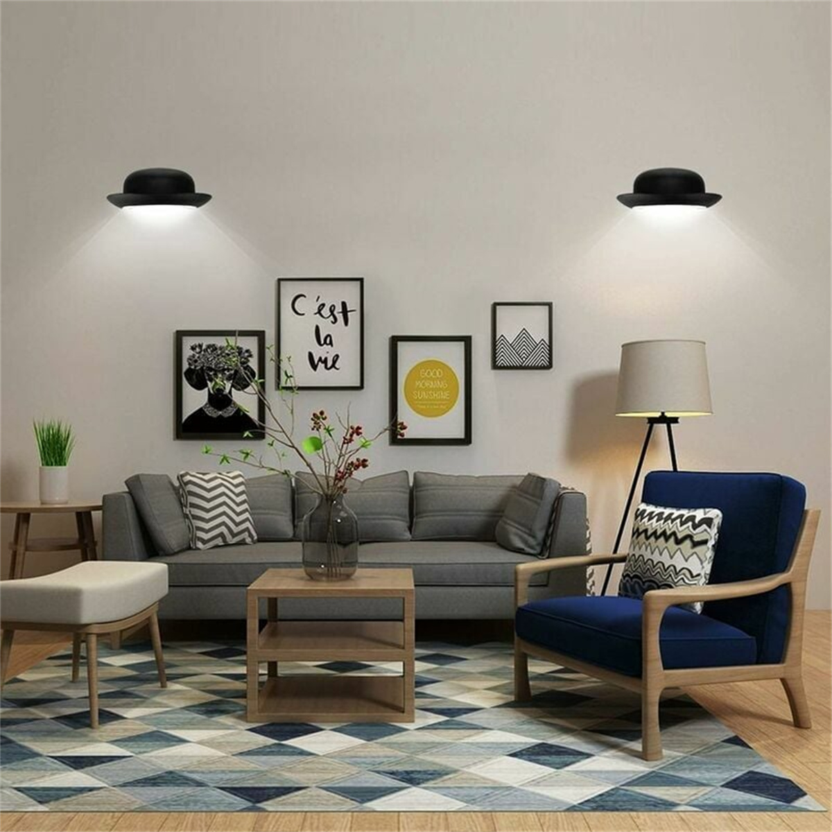 Wohnzimmer mit zwei hutähnlichen Lampen, Sofa, Kunst und Teppich.