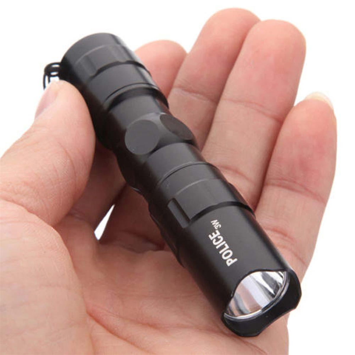 Eine schwarze Taschenlampe mit dem Wort POLICE auf der Seite, gehalten in einer Hand.