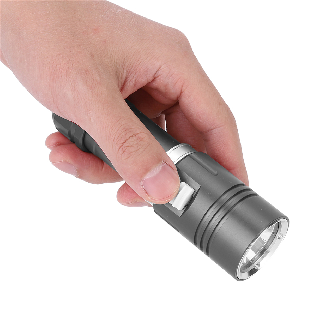 Eine Hand hält eine Taschenlampe mit silbernem Ring und weißem Knopf.