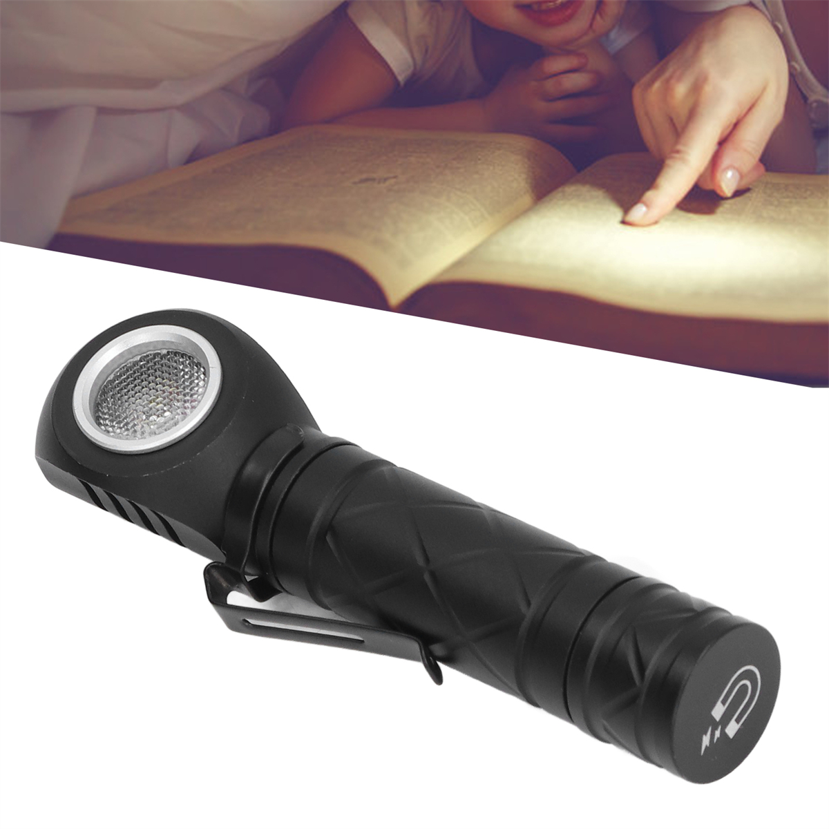 Eine schwarze Taschenlampe wird gehalten, mit einem Buch und einer Hand im Hintergrund.