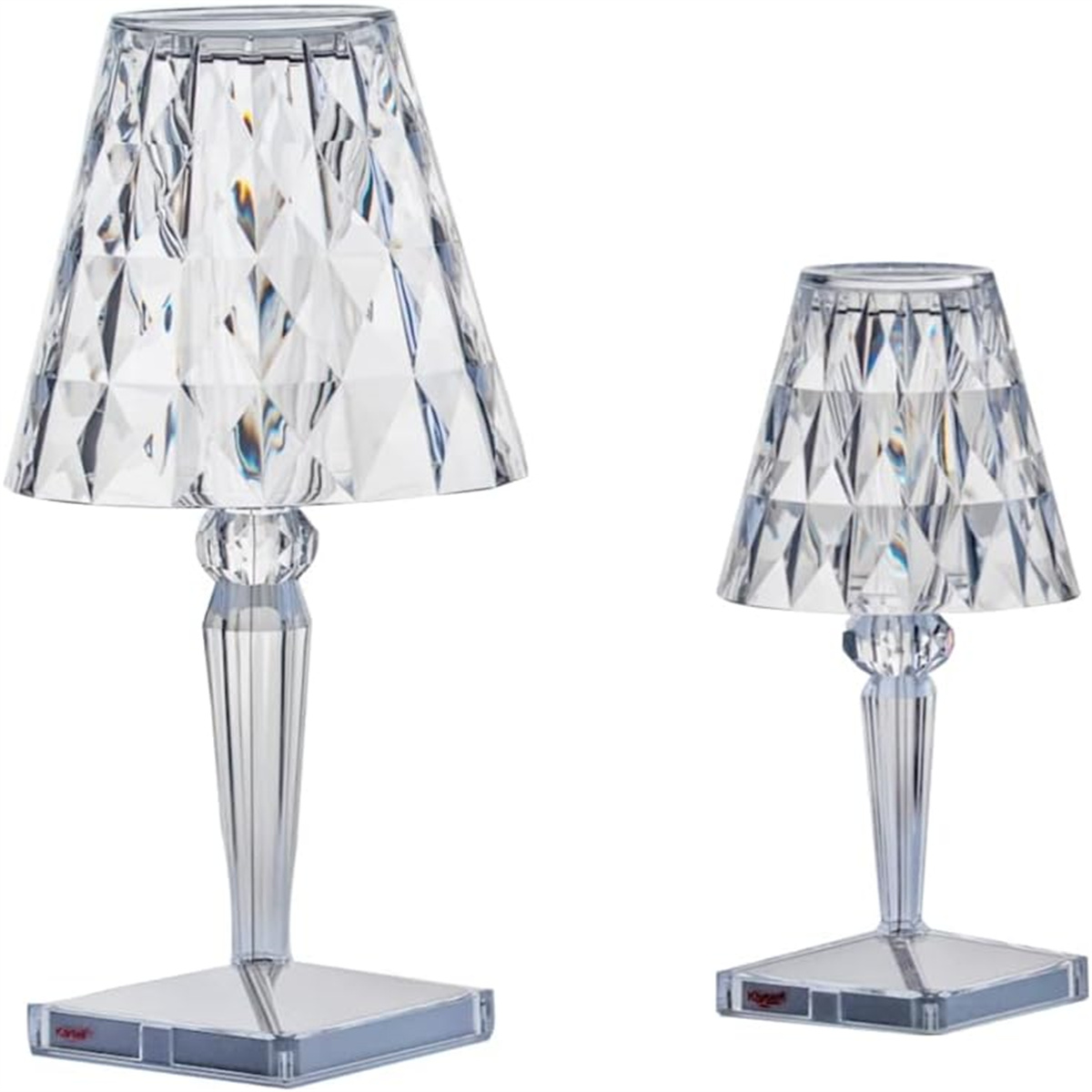 Zwei Kristalllampen mit Rautenmuster auf dem Schirm und quadratischem Fuß.