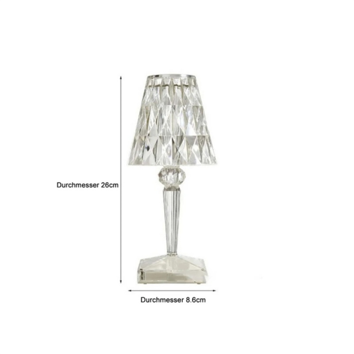 Klare Kristall-Tischlampe. Sie ist eingeschaltet und hat einen Lampenschirm. Der Sockel ist quadratisch.