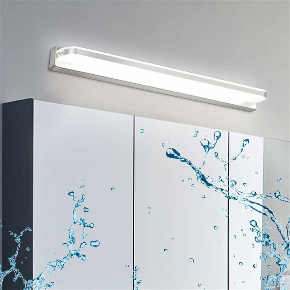 Ein weißes Licht über einem Spiegel mit Wasserspritzern.