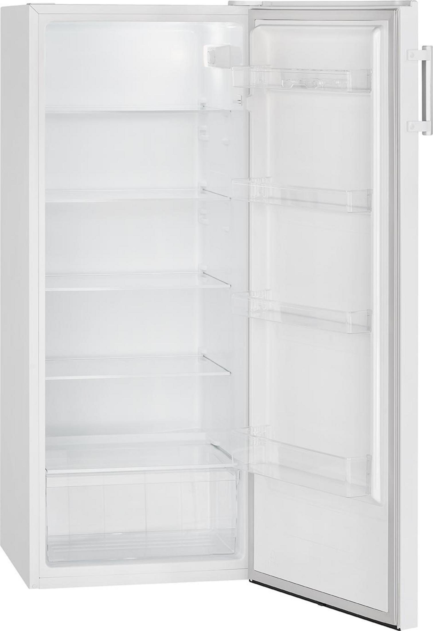 Ein offener weißer Kühlschrank mit Glasböden und einer Schublade. Leerer Innenraum, helle Beleuchtung.