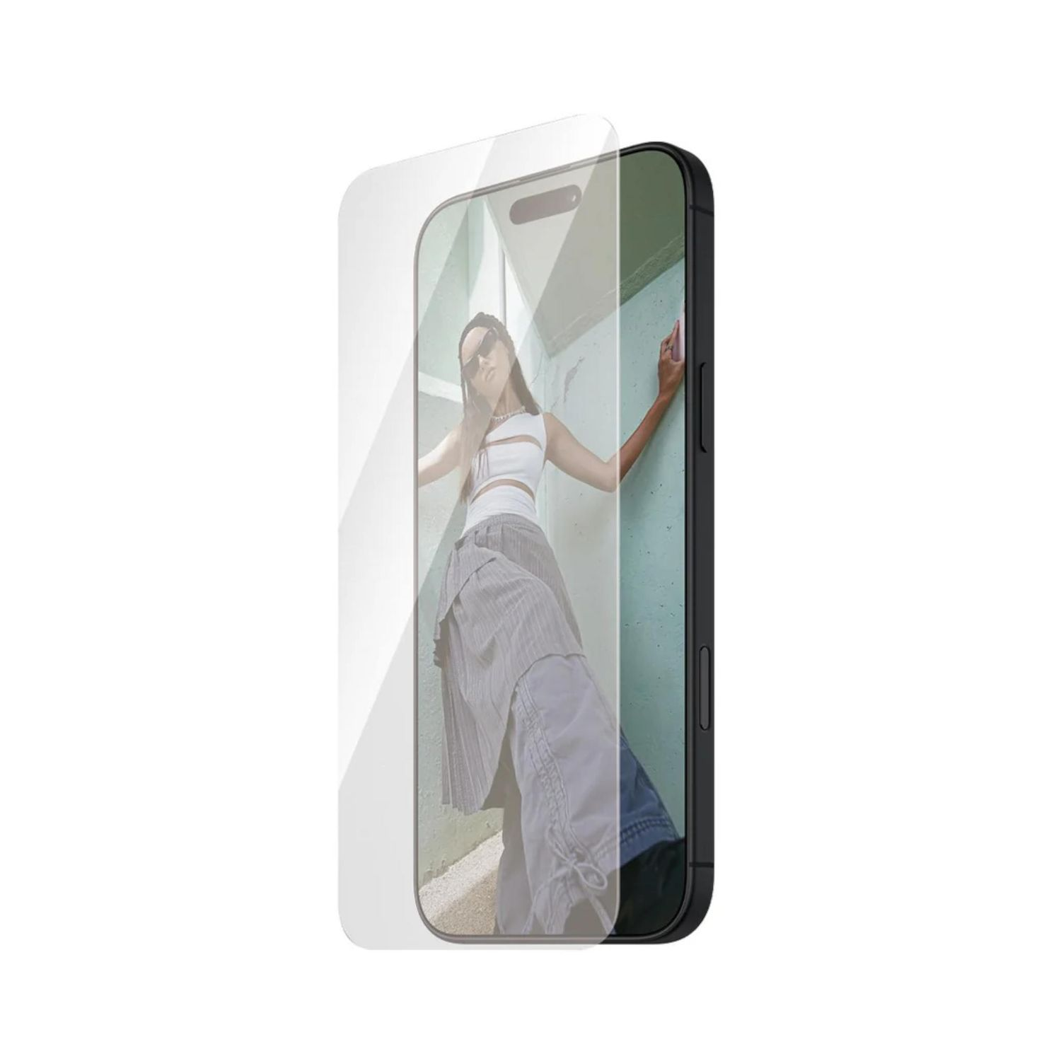 Un téléphone avec un protecteur d'écran appliqué, une femme en arrière-plan.