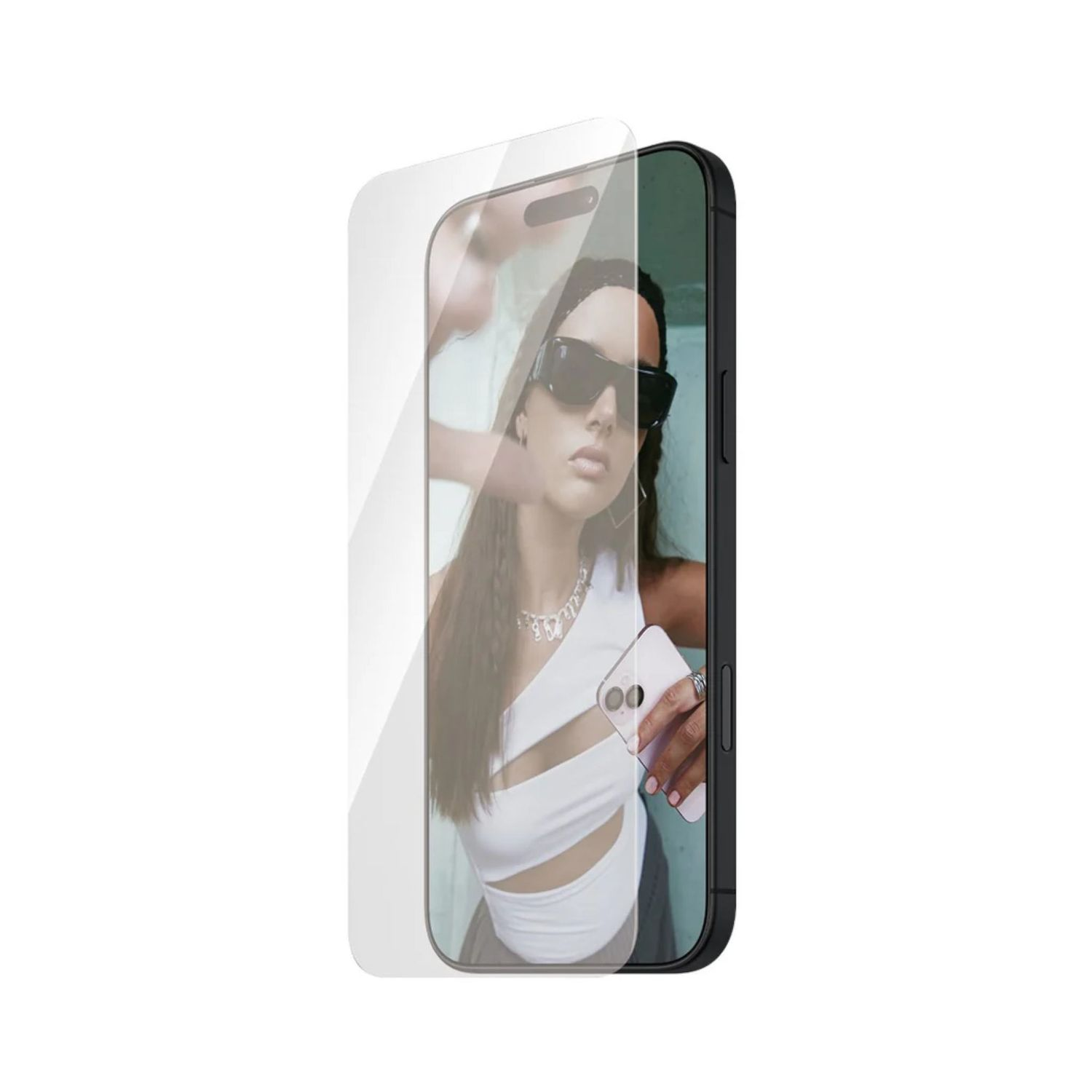 Donna con occhiali da sole che tiene un telefono con una protezione per lo schermo applicata.