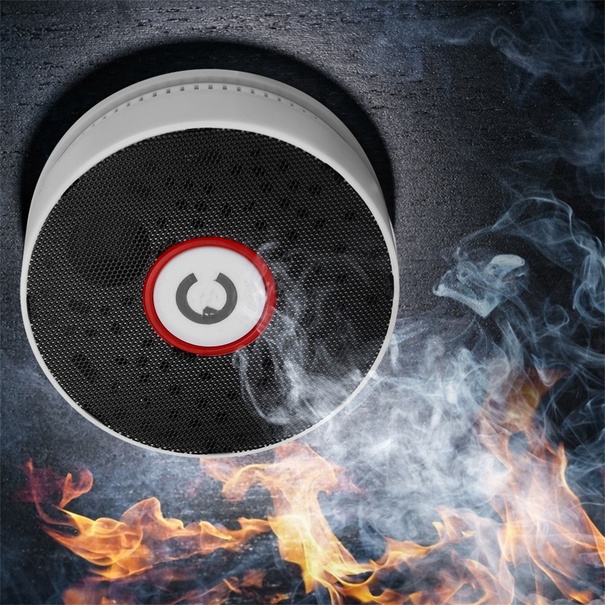 Ein Rauchmelder mit rotem Ring. Feuer und Rauch steigen auf, was auf einen Brandalarm hindeutet.