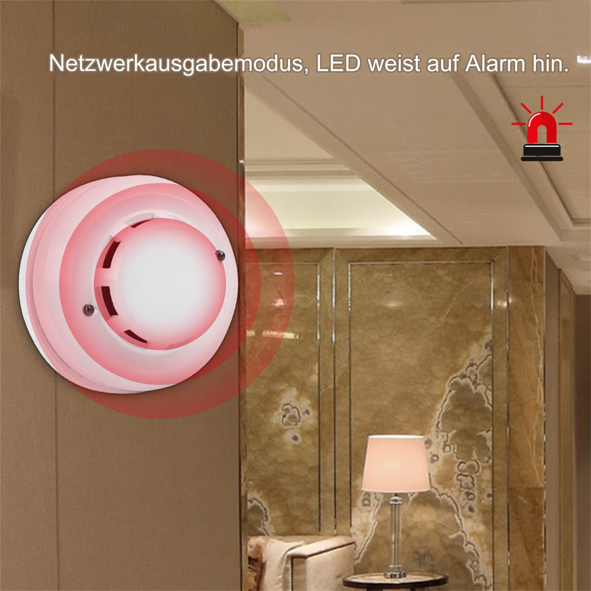 Rauchmelder an einer Wand. Rotes Licht und Text, der einen Alarm anzeigt.