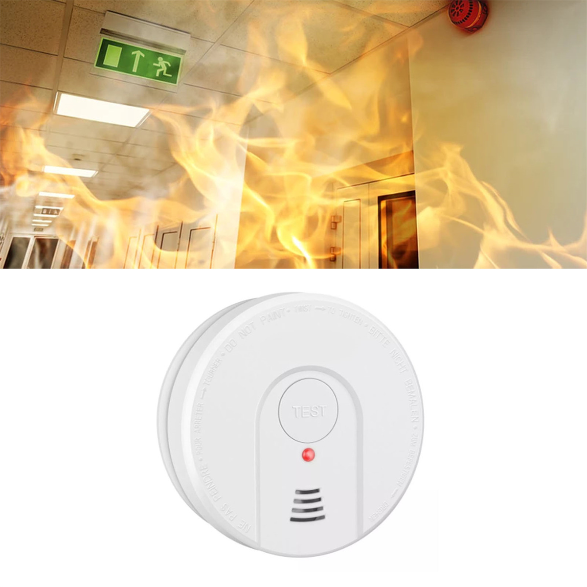 Ein Rauchmelder an einer Wand. Flammen und Rauch füllen den Hintergrund, ein grünes Ausgangsschild ist sichtbar.