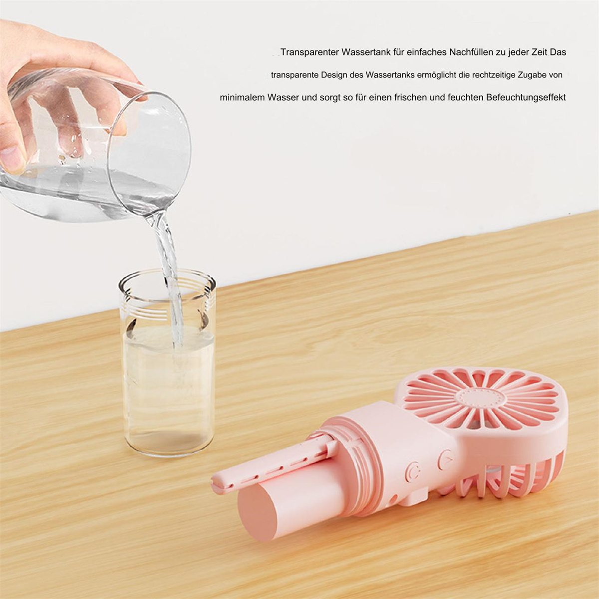 Ein Glas Wasser wird auf einen Tisch neben einem kleinen rosa Ventilator gegossen.