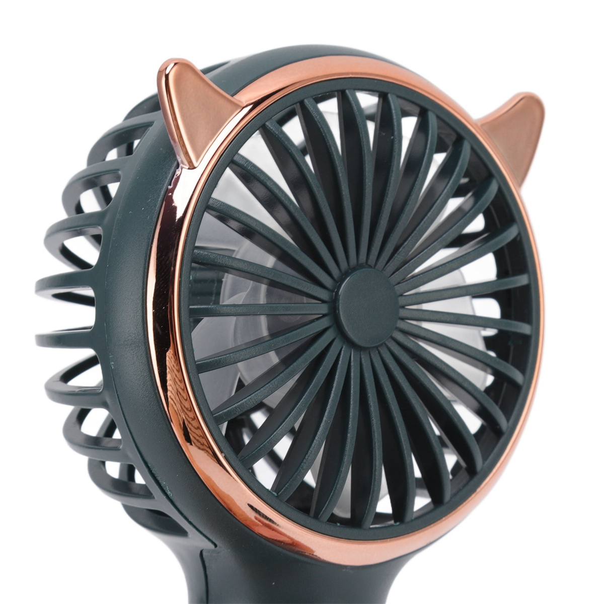 Ein tragbarer dunkelgrüner Ventilator mit roségoldenen Akzenten, mit einem Käfig und einem kreisförmigen Lüfterrad.