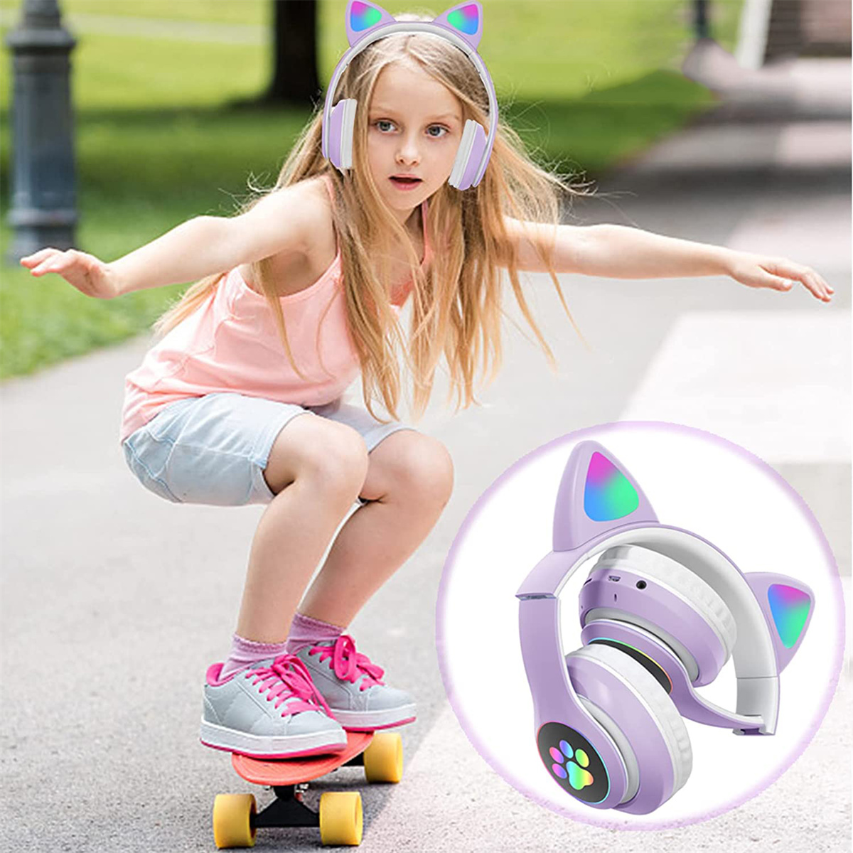 Junges Mädchen auf einem Skateboard mit Katzenohrkopfhörern. Ein separater Kopfhörer wird gezeigt.