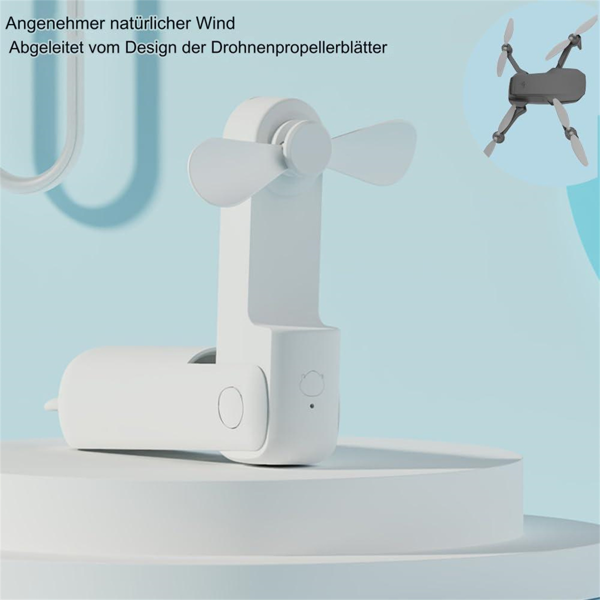 Ein weißer Mini-Ventilator mit zwei Flügeln, im Hintergrund ist eine kleine Drohne zu sehen.