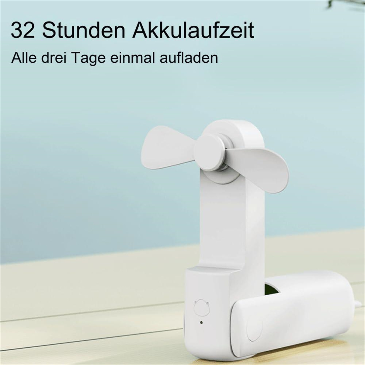 Weißer Handventilator mit zwei Flügeln. Text sagt '32 Stunden Akkulaufzeit' und 'Alle drei Tage aufladen'.
