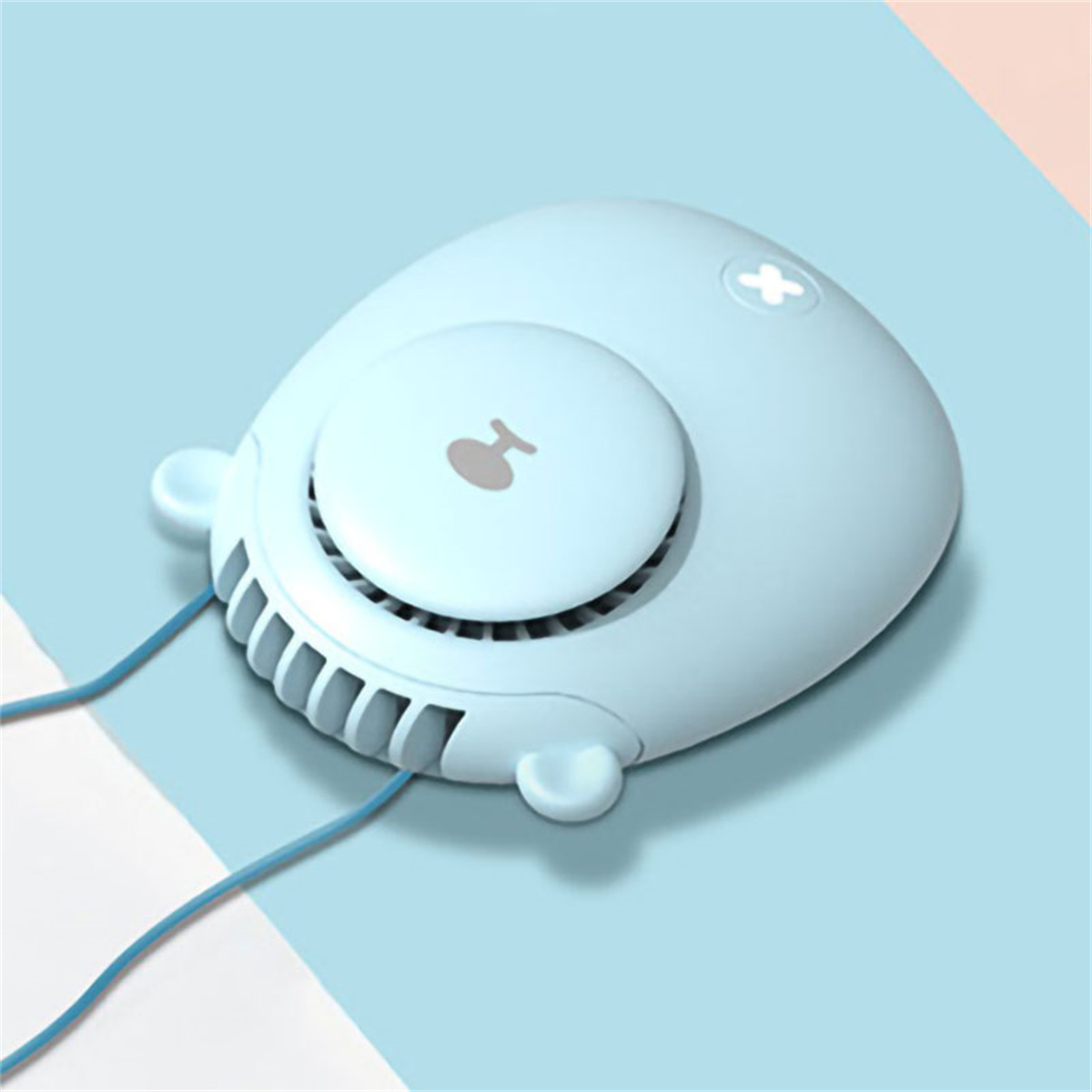 Ein hellblauer Nackenventilator mit einem Knopf und zwei kleinen Bärenohren.